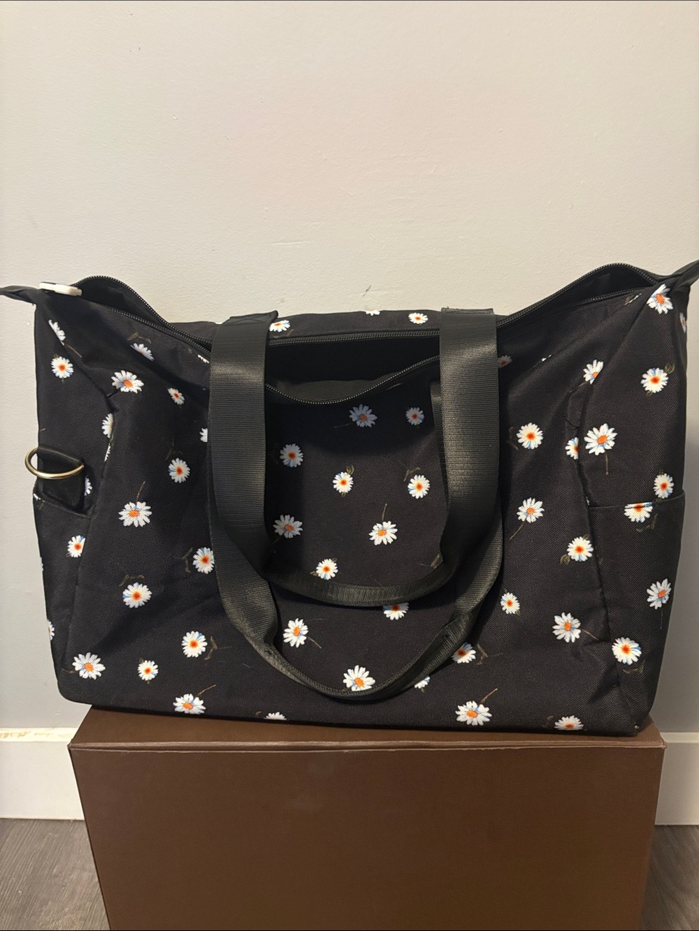 Alice & Olivia travel bag and bucket hat missing shoulder strap never used
